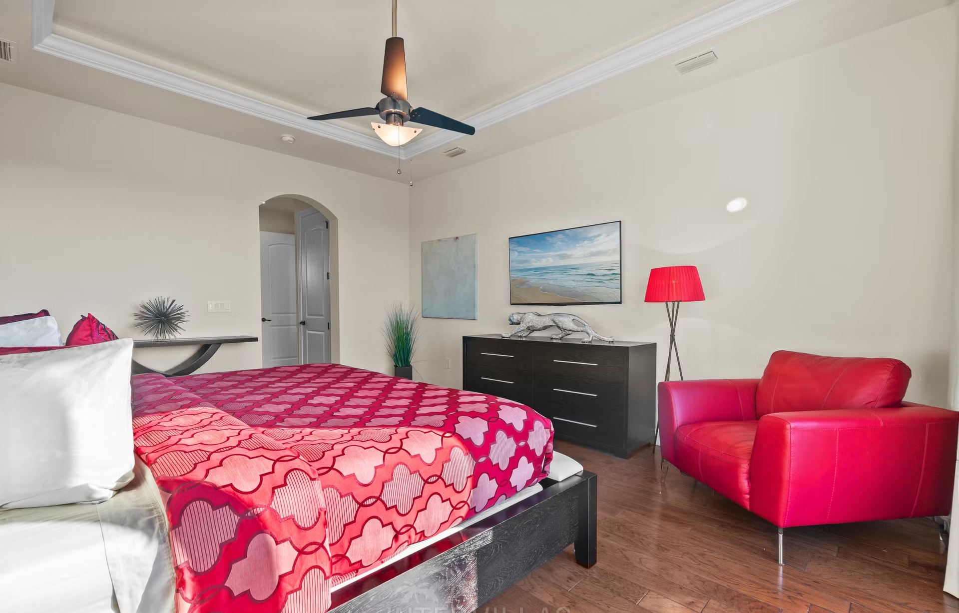 Salzwasserpool mit Spa/Jacuzzi und überdachtem Sitzbereich am Kanal.