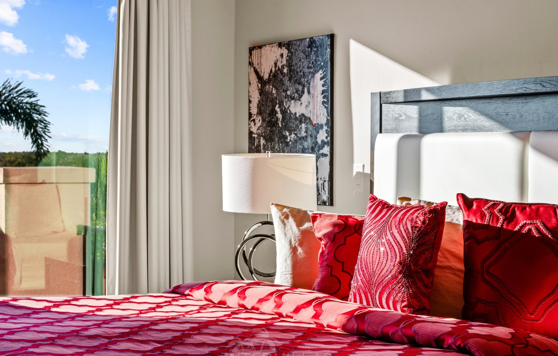 Salzwasserpool mit Spa und überdachtem Sitzbereich am Kanal.