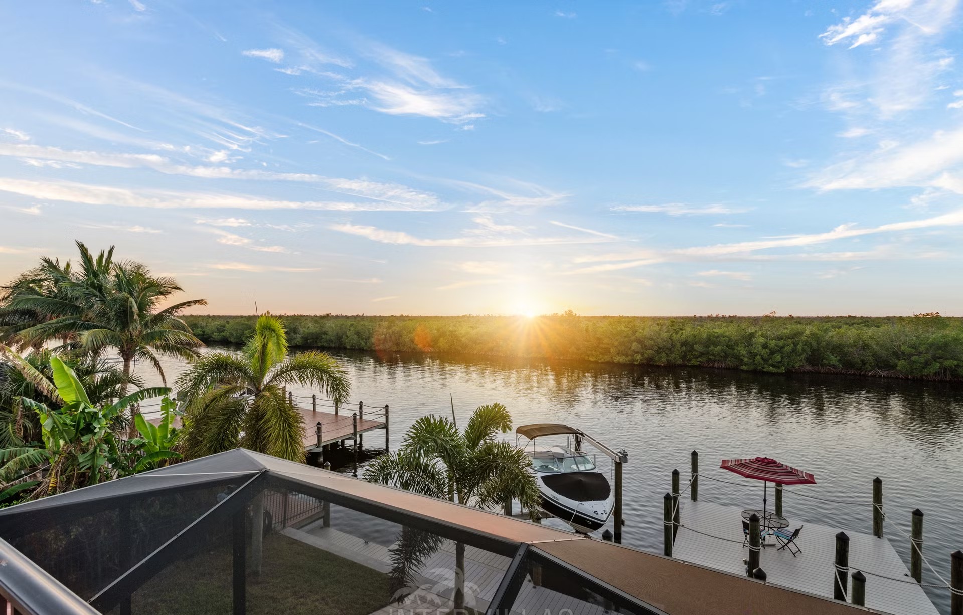Salzwasserpool mit Spa und Blick auf den Kanal.