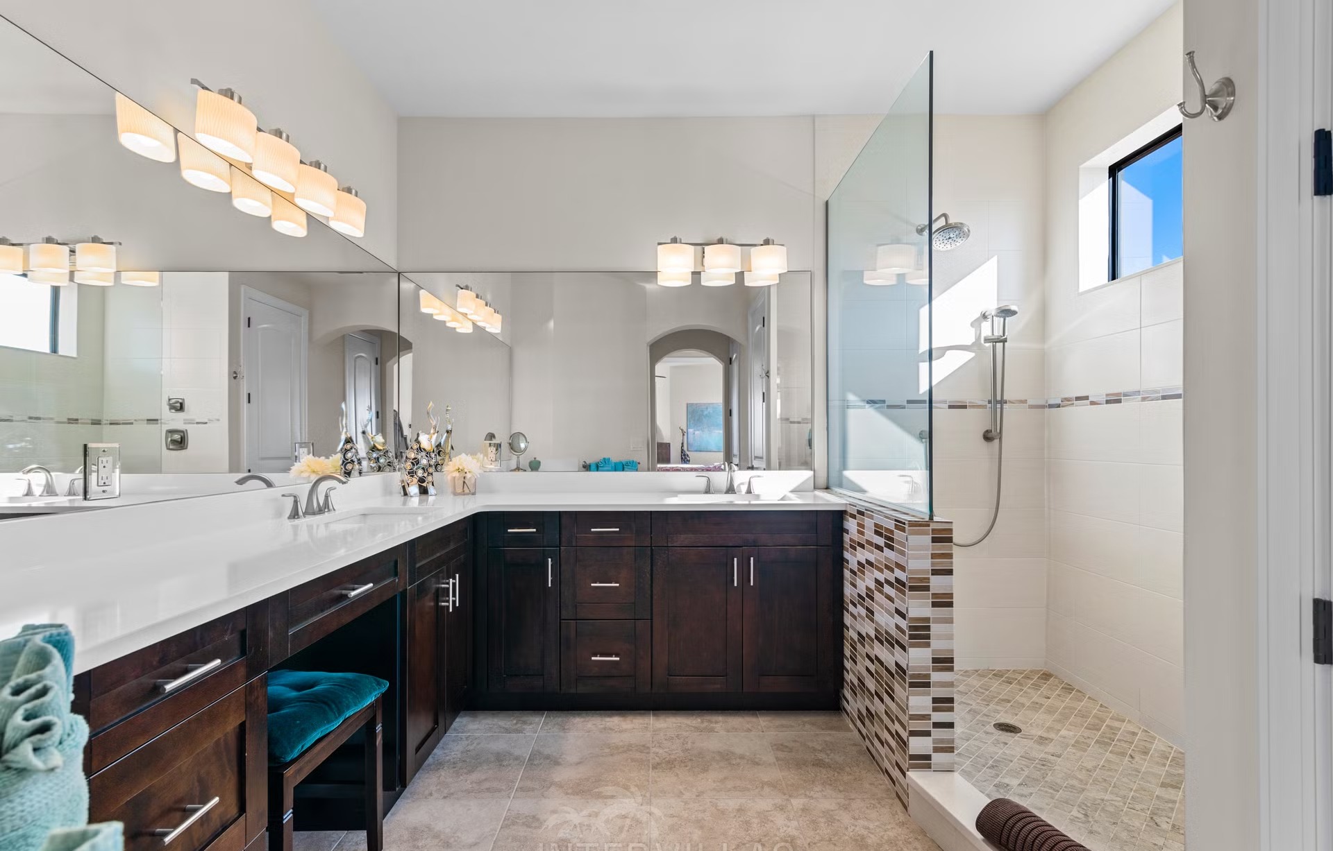 Salzwasserpool mit Spa und Sitzbereich am Kanal.