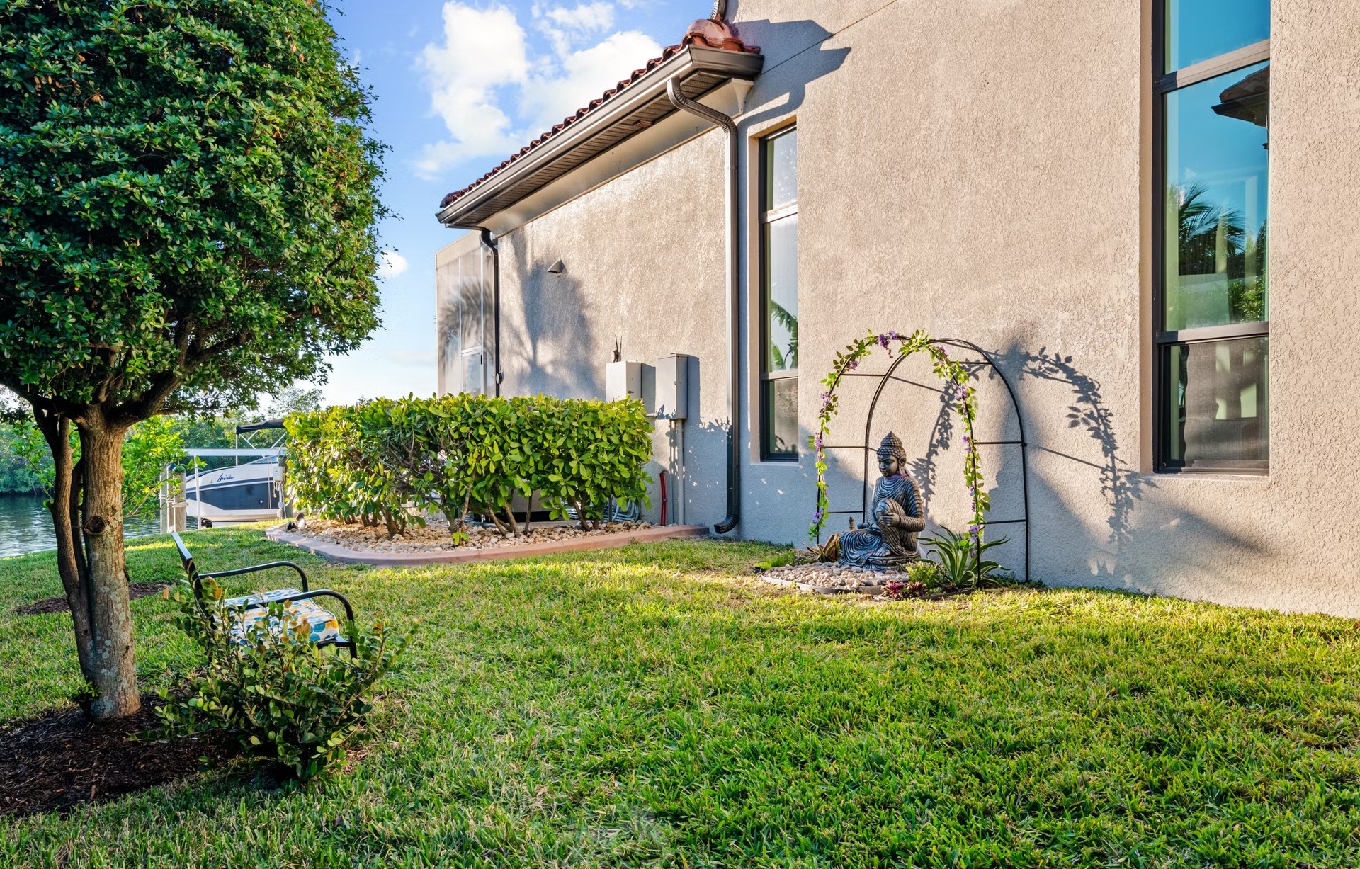 Salzwasserpool mit Spa und überdachtem Sitzbereich am Kanal.