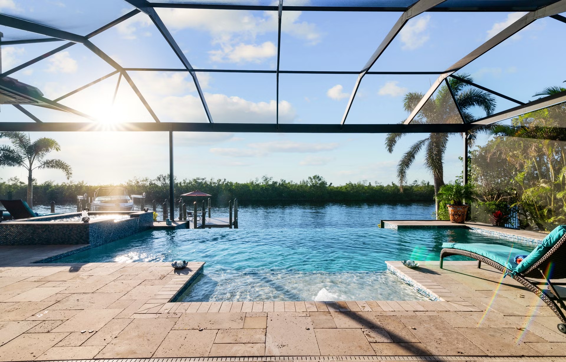 Salzwasserpool mit Spa und Sitzbereich am Kanal bei Sonnenuntergang.