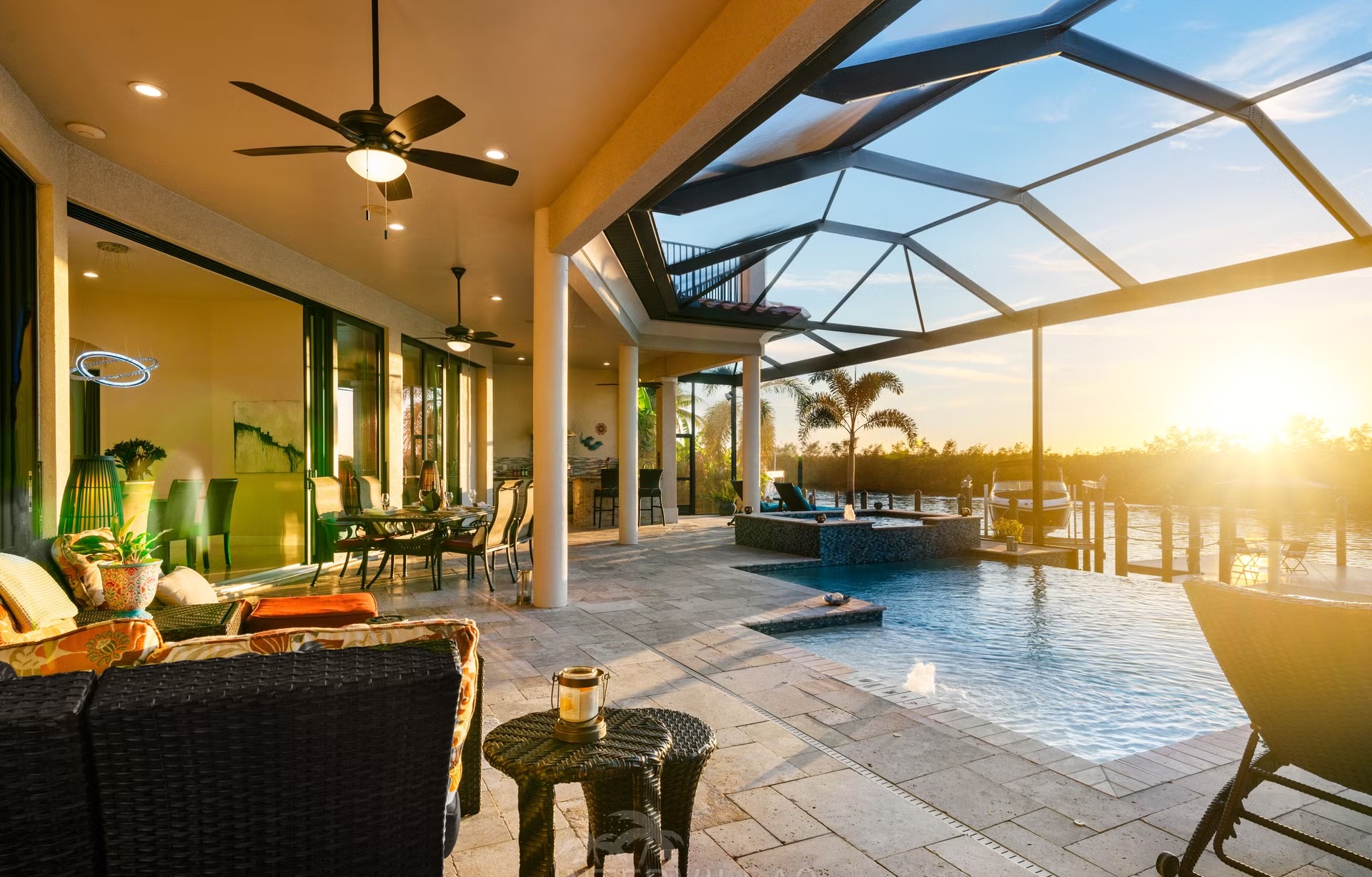 Salzwasserpool mit Spa und überdachtem Sitzbereich am Kanal.