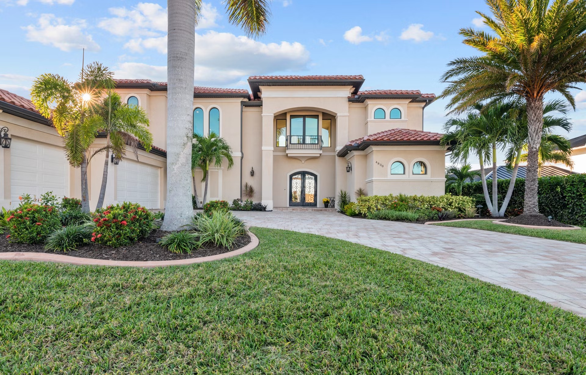 Beheizbarer Salzwasserpool mit Spa am Kanal bei Sonnenuntergang.