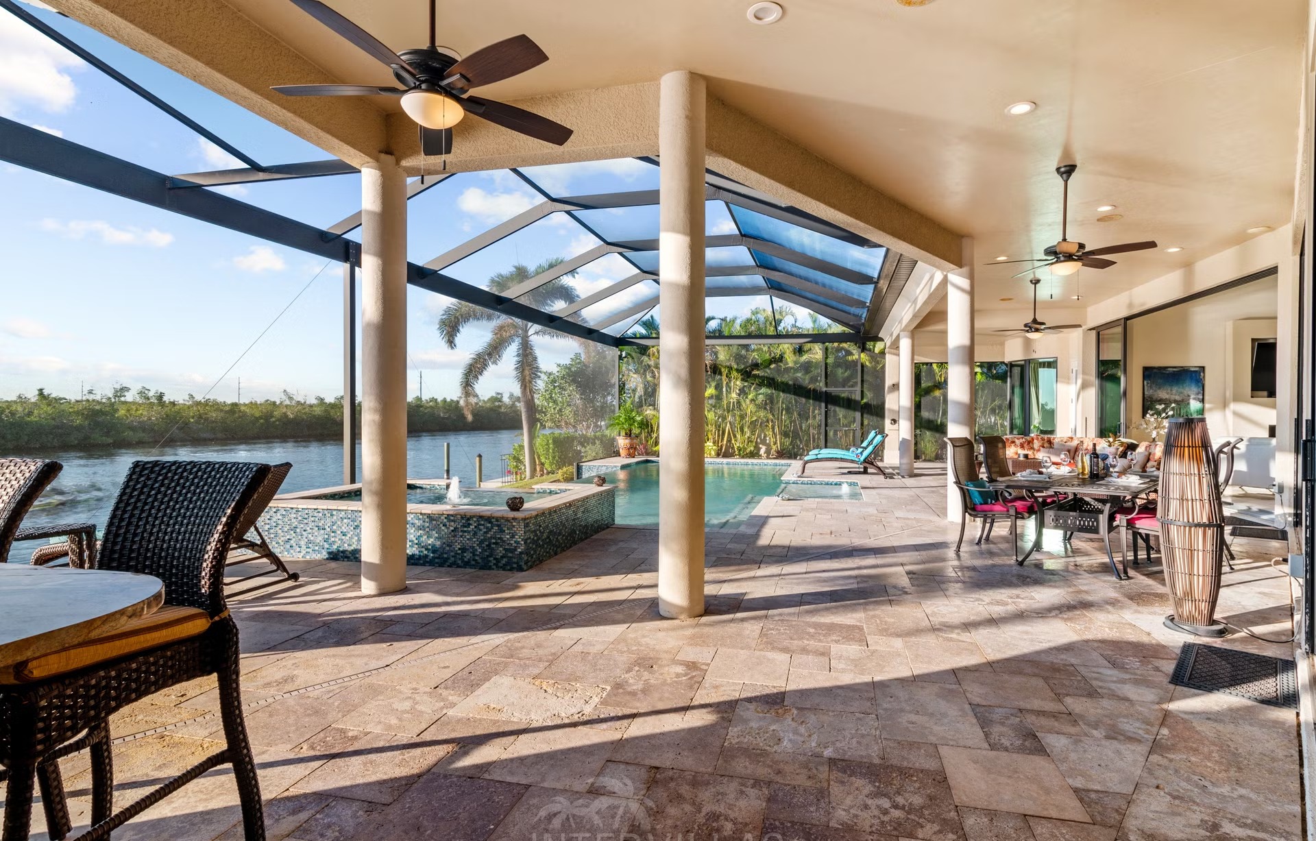 Salzwasserpool mit Spa/Jacuzzi am Kanal, westliche Ausrichtung für Sonnenuntergänge.