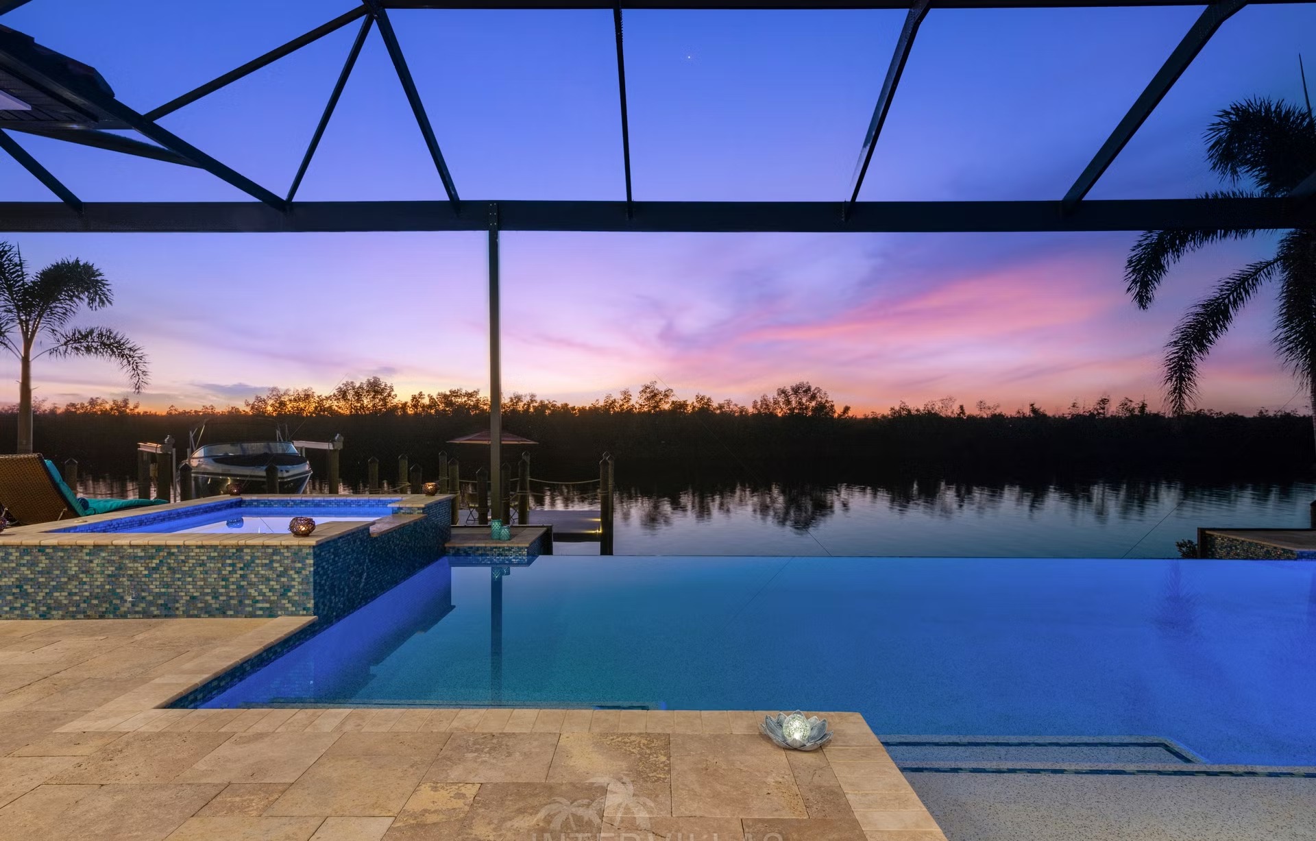 Salzwasserpool mit Spa und überdachtem Sitzbereich am Kanal.