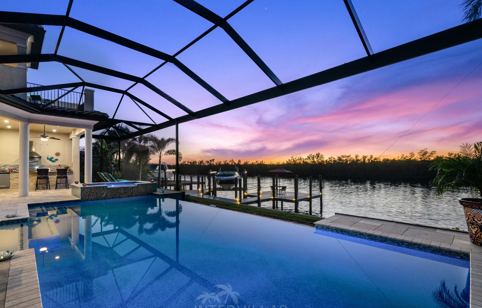 Salzwasserpool mit Spa und Blick auf den Kanal bei Sonnenuntergang.