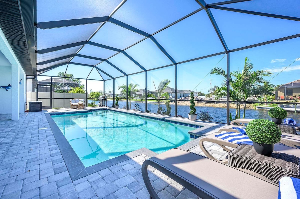 Modernes Ferienhaus am Kanal mit beheiztem Pool, Bootssteg und Kajak.