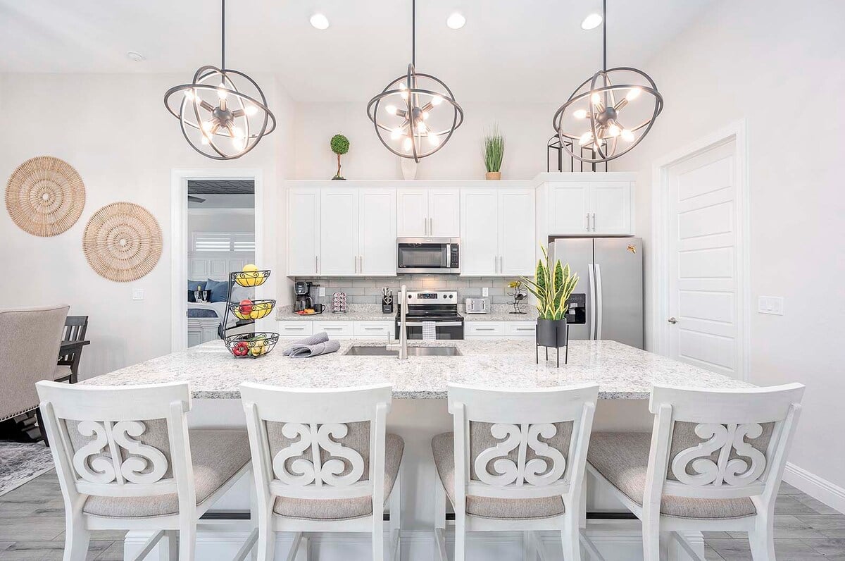 Beheizter Pool mit Sonnenliegen auf der Lanai am Kanal.