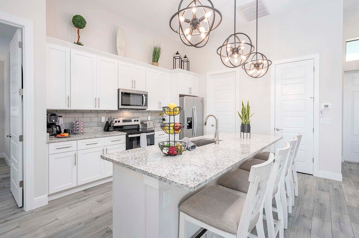 Beheizter Pool mit Sonnenliegen auf der Lanai am Kanal.