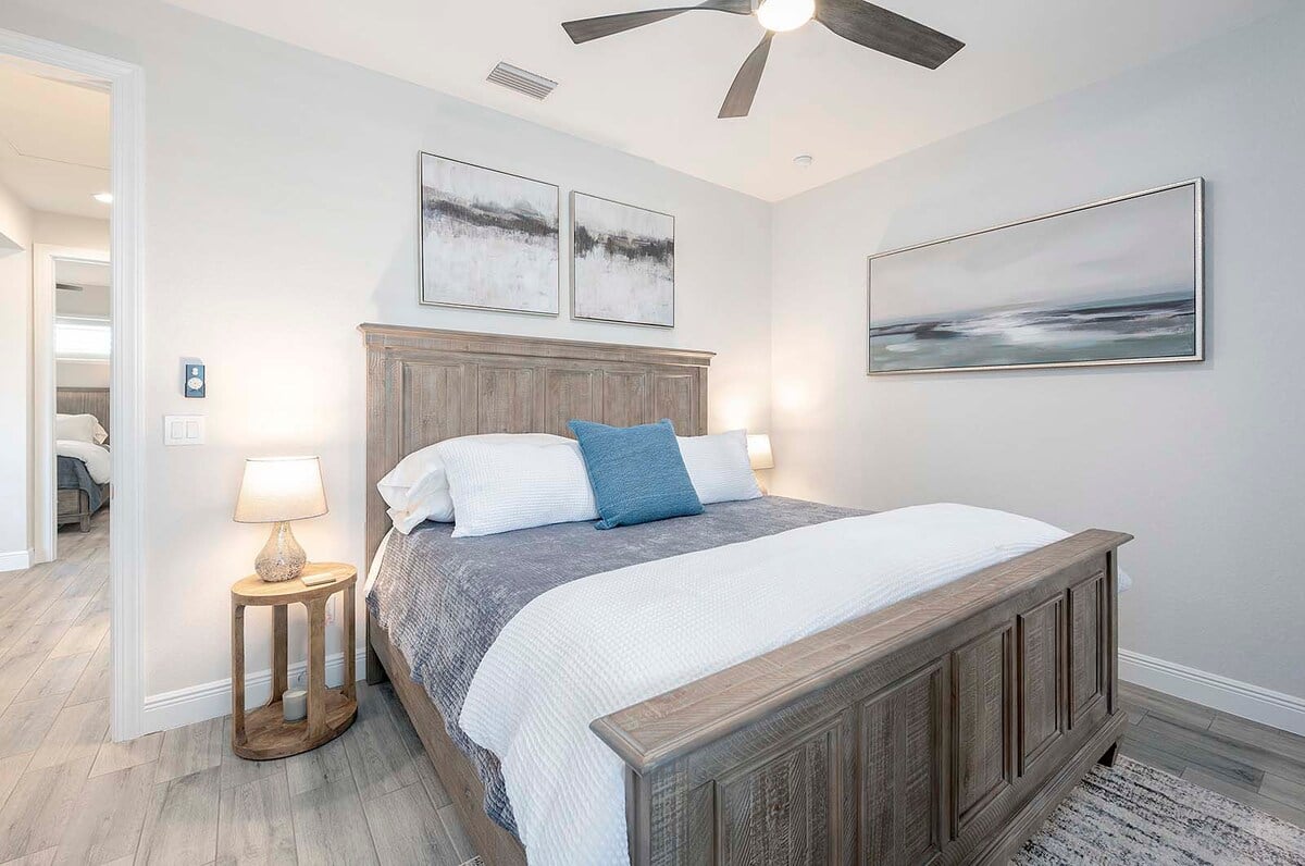 Beheizter Pool mit Sonnenliegen auf der Lanai am Kanal.