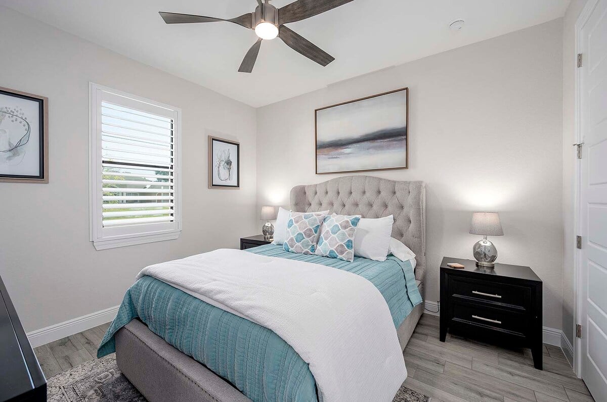 Beheizter Pool mit Sonnenliegen auf der Lanai am Kanal.