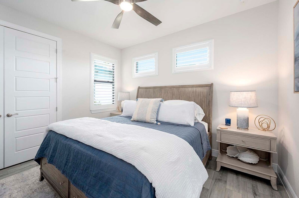 Beheizter Pool mit Sonnenliegen auf der Lanai am Kanal.