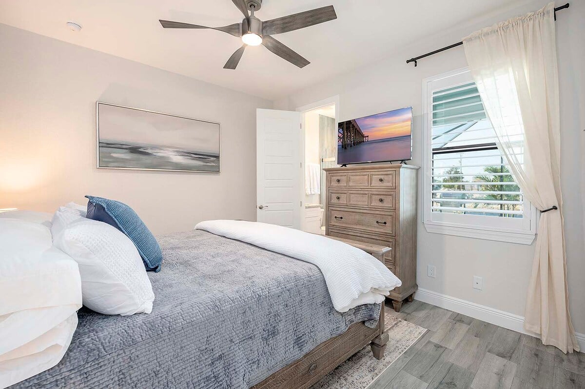 Beheizter Pool mit Sonnenliegen auf der Lanai am Kanal.