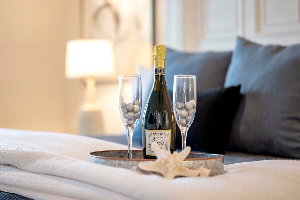 Beheizter Pool mit Sonnenliegen auf der Lanai, Blick auf den Kanal und das private Bootsdock.