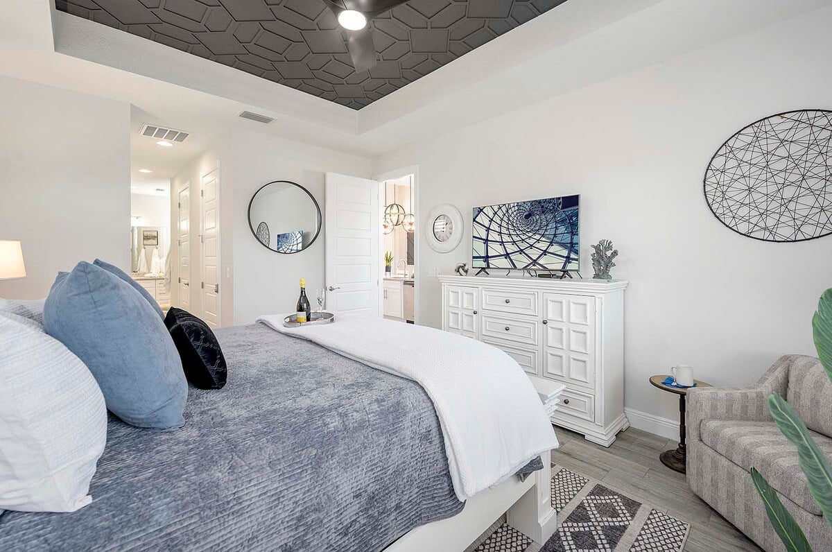 Beheizter Pool mit Sonnenliegen auf der Lanai am Kanal.