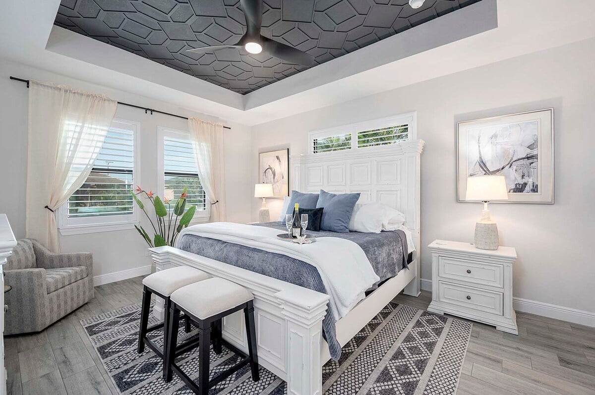 Beheizter Pool mit Sonnenliegen auf der Lanai am Kanal.