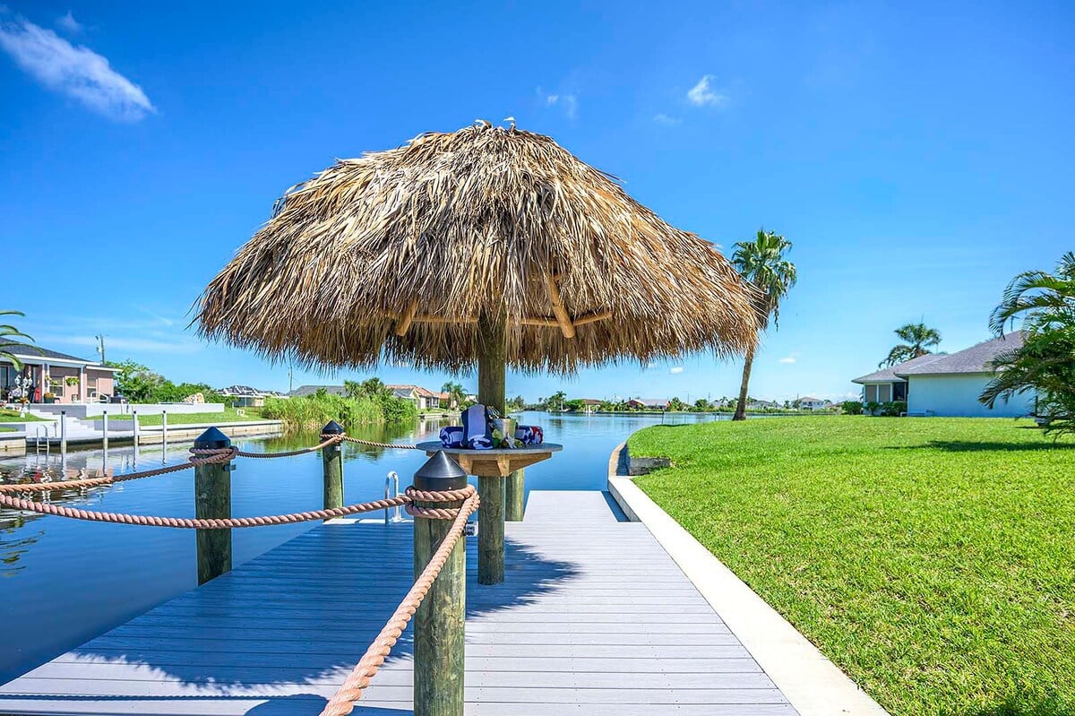 Beheizter Pool mit Sonnenliegen auf der Lanai am Kanal.