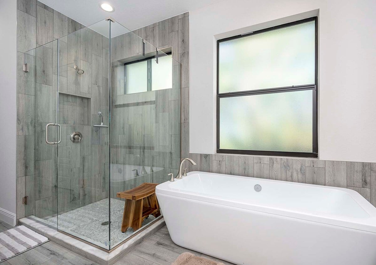 Beheizter Pool mit Sonnenliegen auf der Lanai am Kanal.