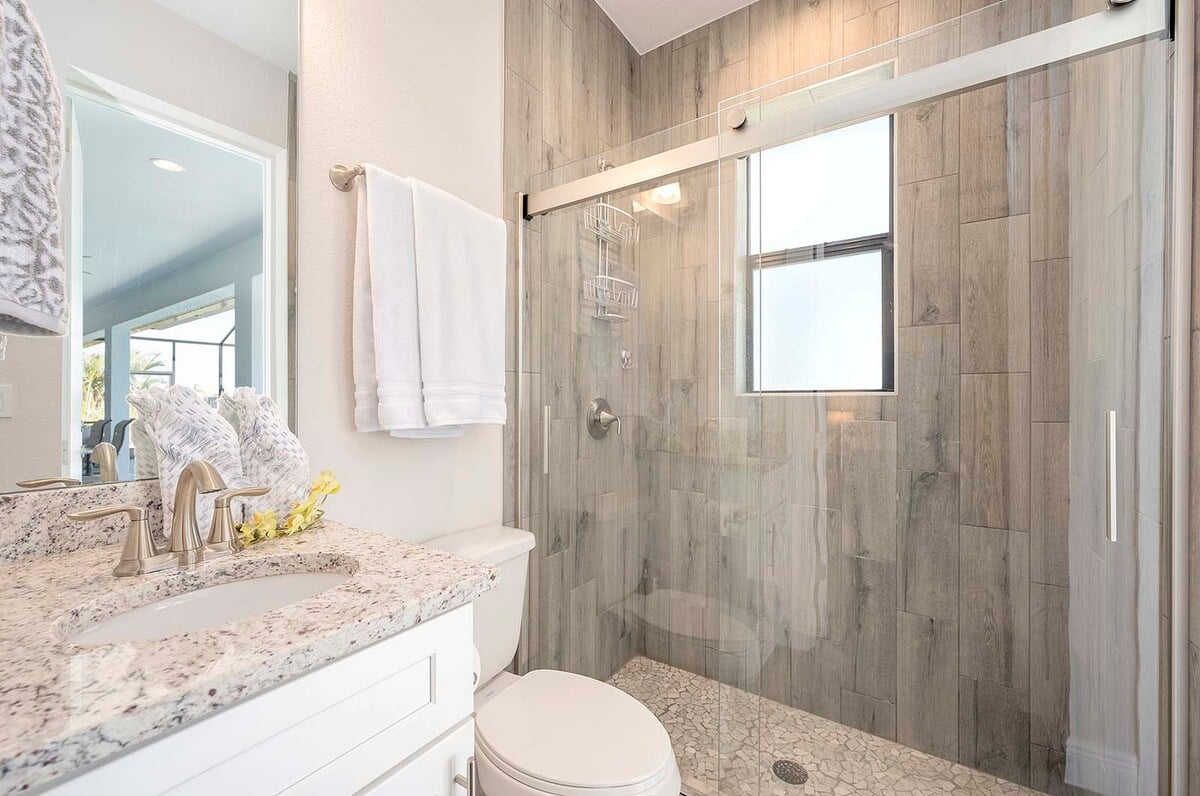 Beheizter Pool mit Sonnenliegen auf der Lanai am Kanal.