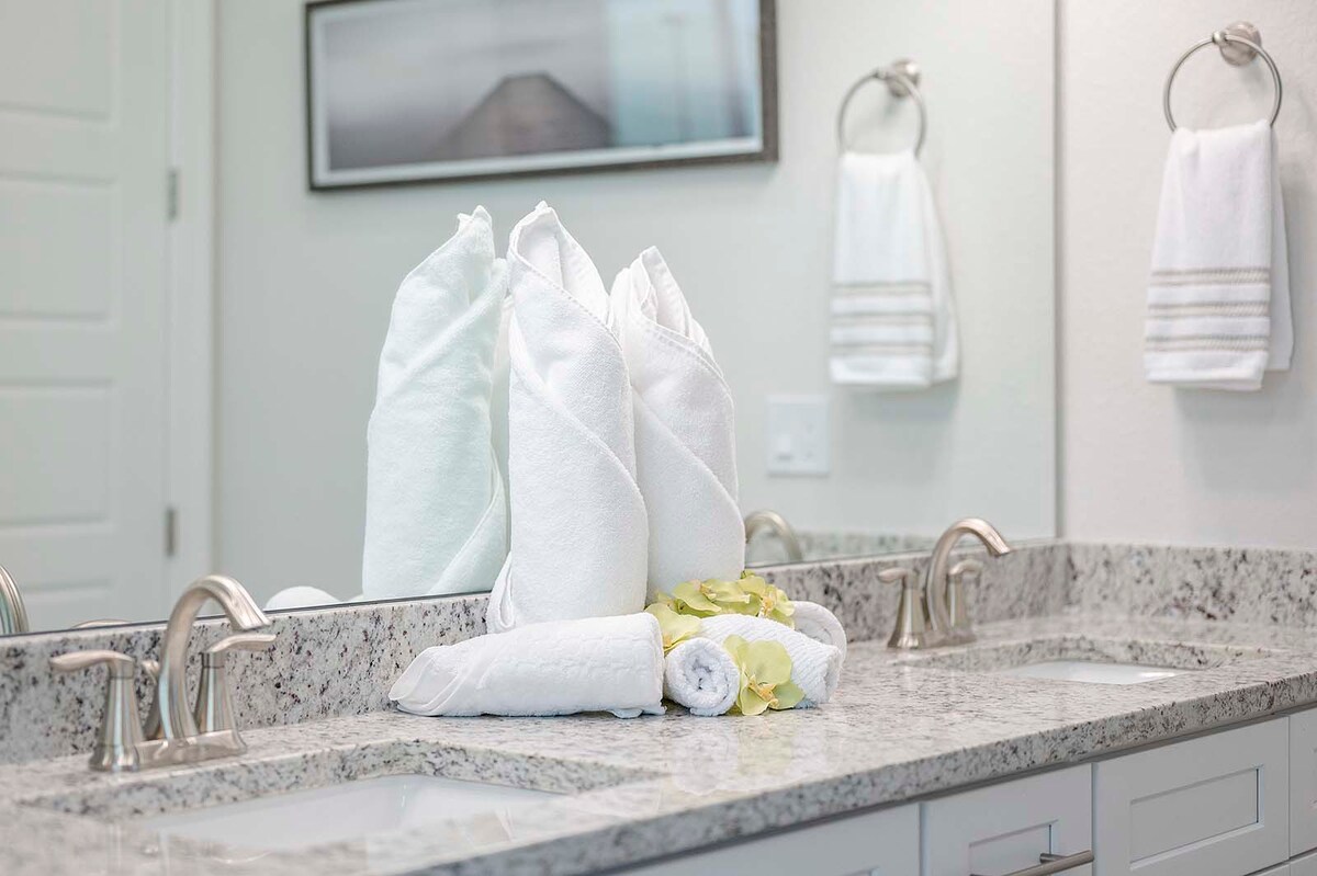 Beheizter Pool mit Sonnenliegen auf der Lanai am Kanal.