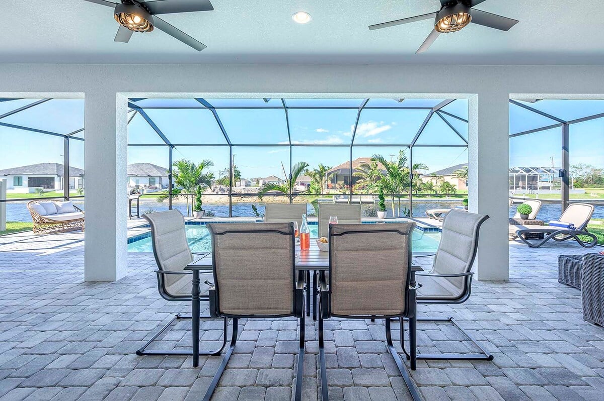 Beheizter Pool mit Sonnenliegen auf der Veranda am Kanal.