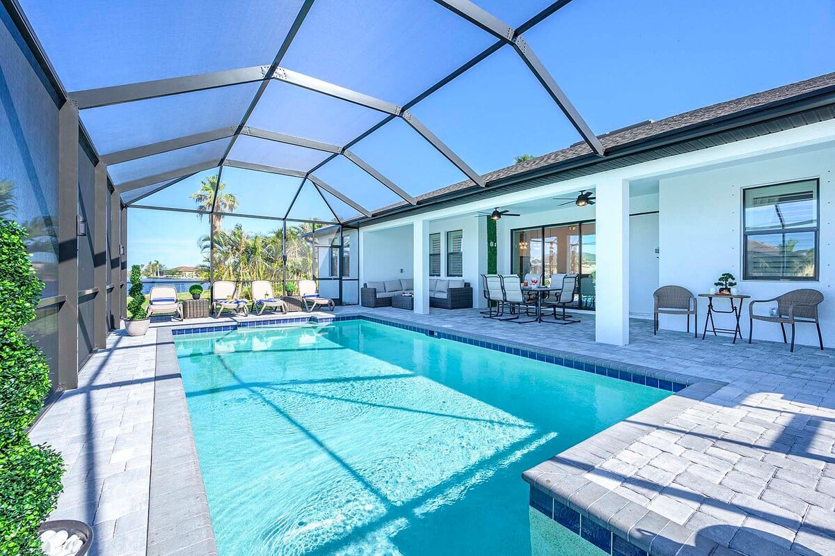 Beheizter Pool mit Sonnenliegen auf der Lanai am Kanal.