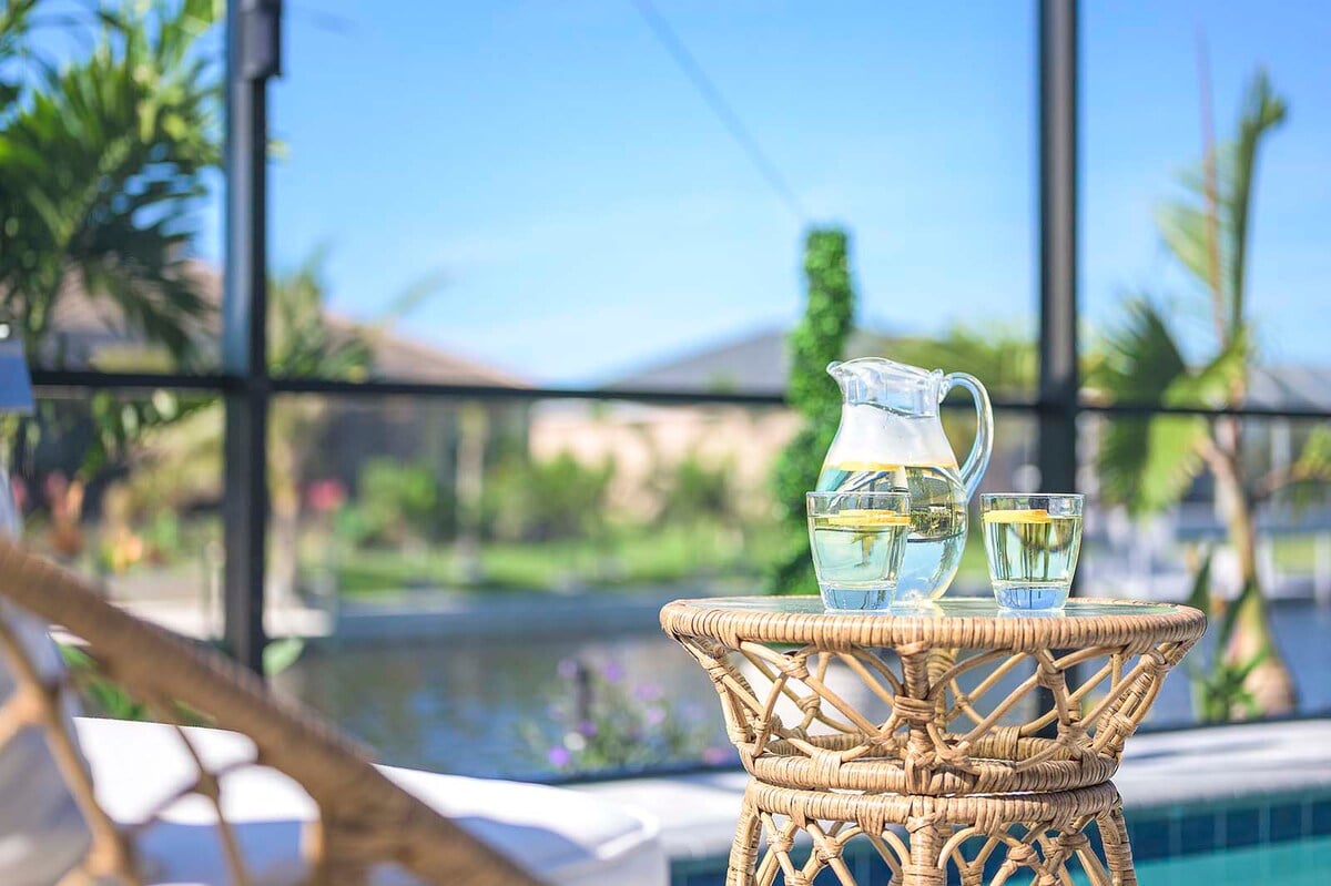 Beheizter Pool mit Sonnenliegen auf der Lanai am Kanal.