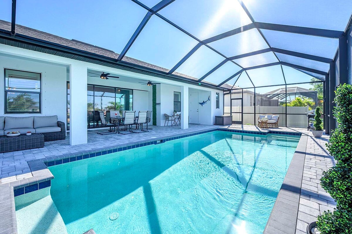 Beheizter Pool mit Sonnenliegen auf der Lanai am Kanal.