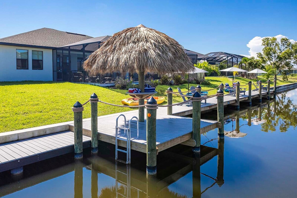 Beheizter Pool mit Sonnenliegen auf der Lanai am Kanal.