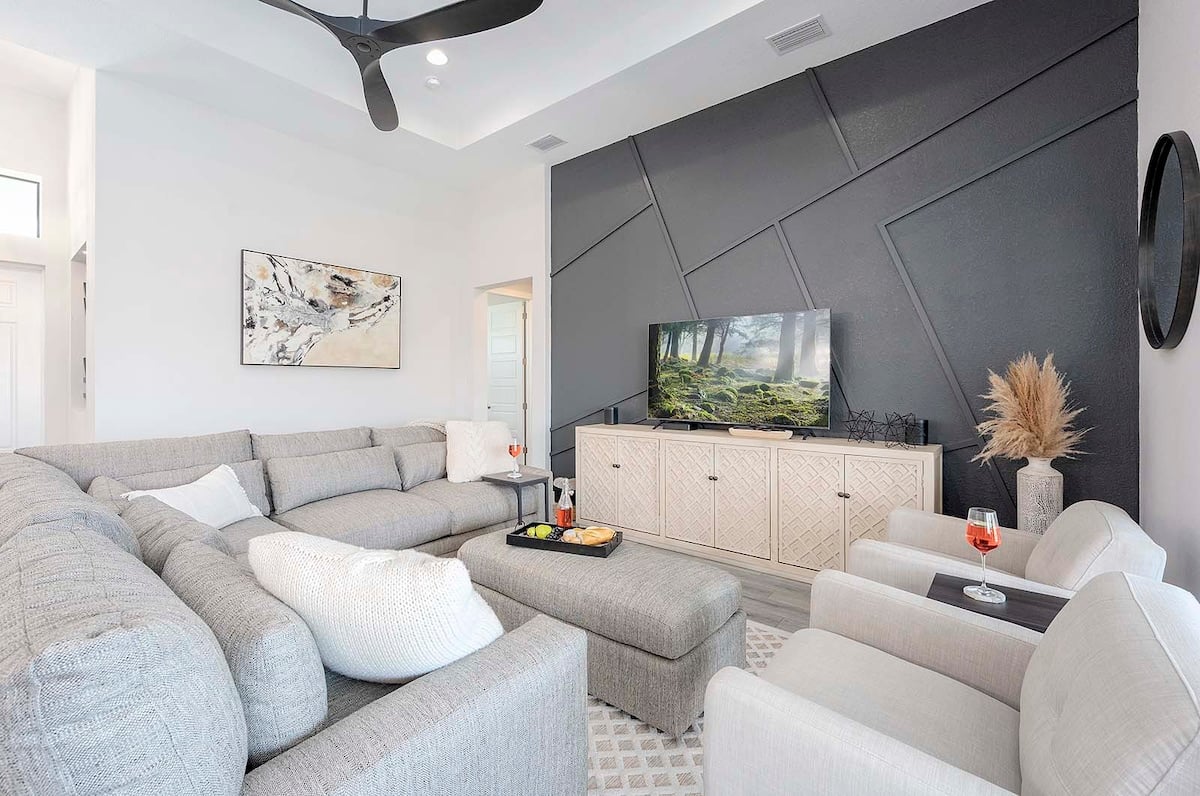 Beheizter Pool mit Sonnenliegen auf der Lanai am Kanal.