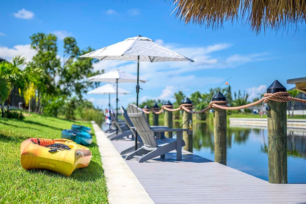 Beheizter Pool mit Sonnenliegen auf der Lanai am Kanal.