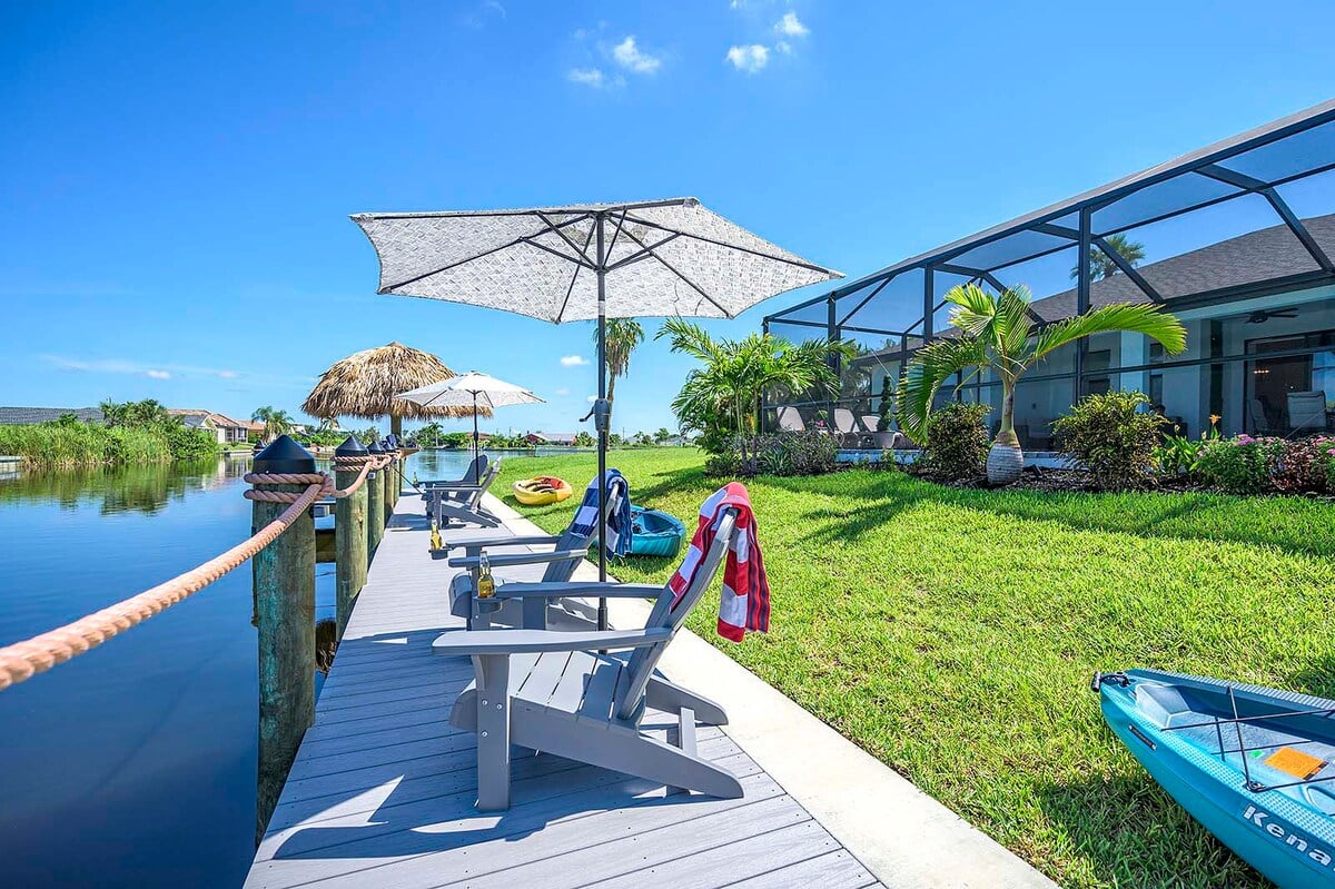 Beheizter Pool mit Sonnenliegen auf der Lanai am Kanal.