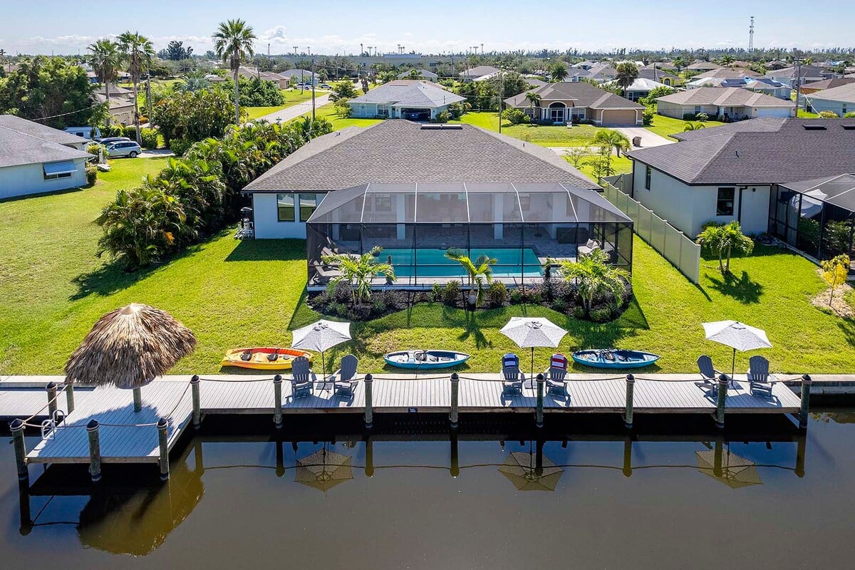 Beheizter Poolbereich mit Sonnenliegen und Blick auf den Kanal.