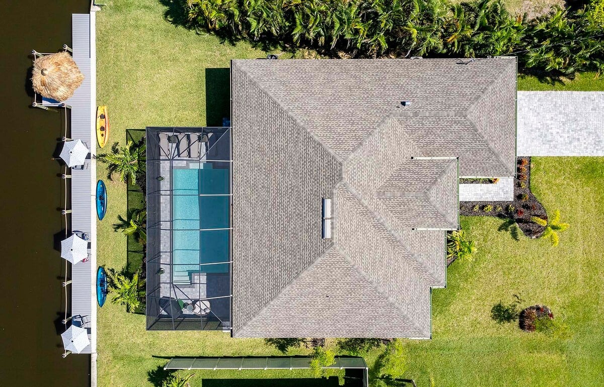 Beheizter Pool mit Sonnenliegen und Blick auf den Kanal.