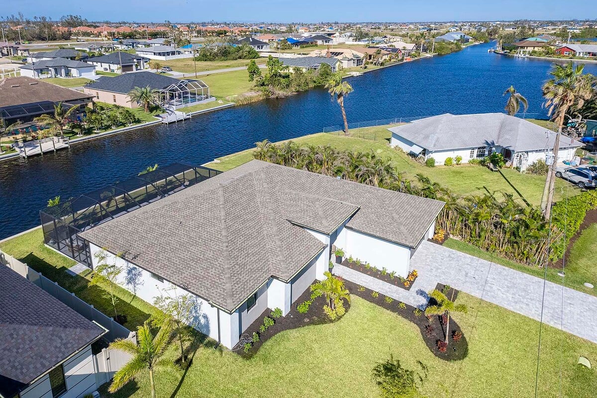 Beheizter Pool mit Sonnenliegen auf der Lanai am Kanal.