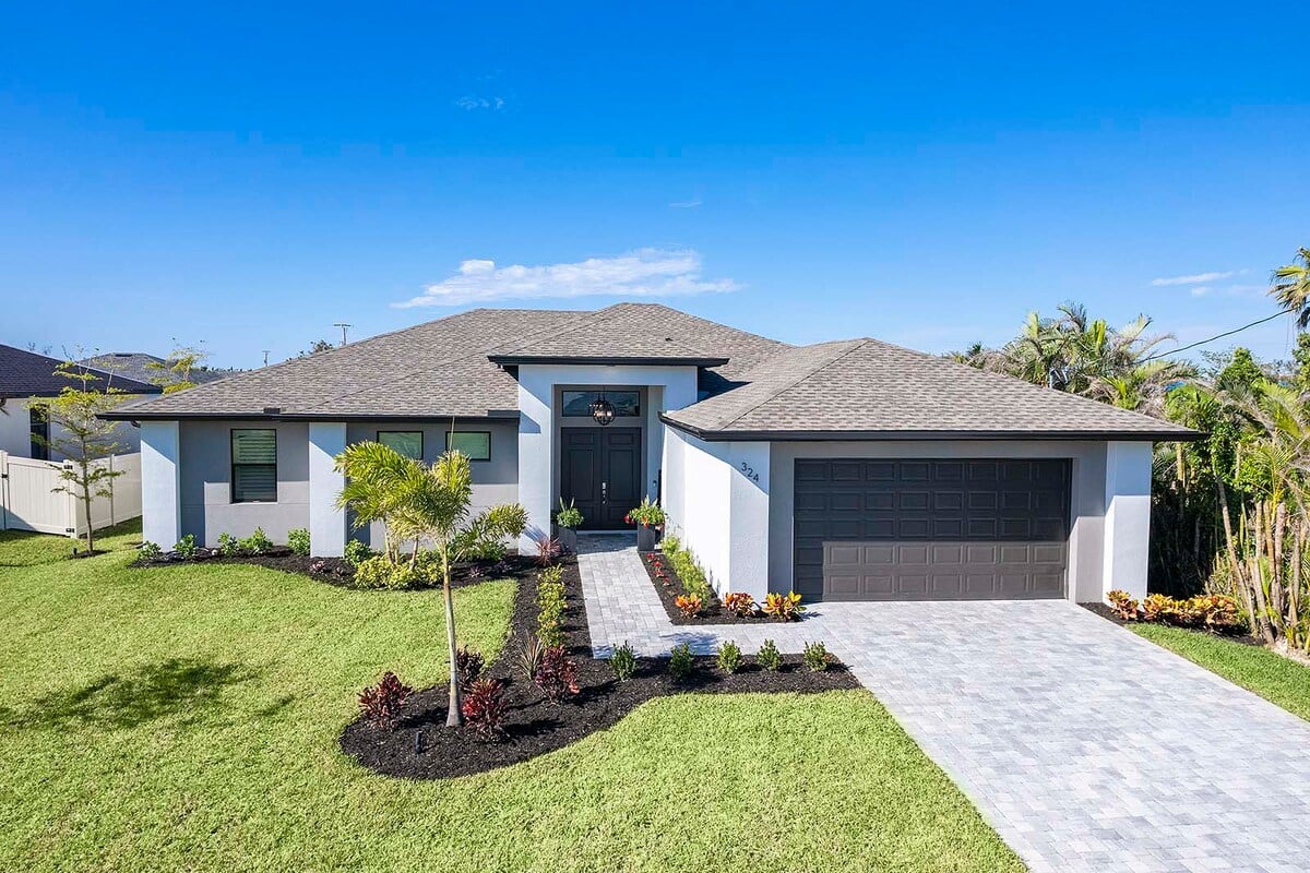 Beheizter Pool mit Sonnenliegen und Blick auf den Kanal.