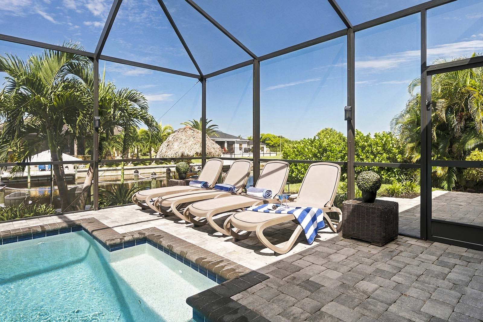 Lounges Invite you for Sunbathing and Tanning