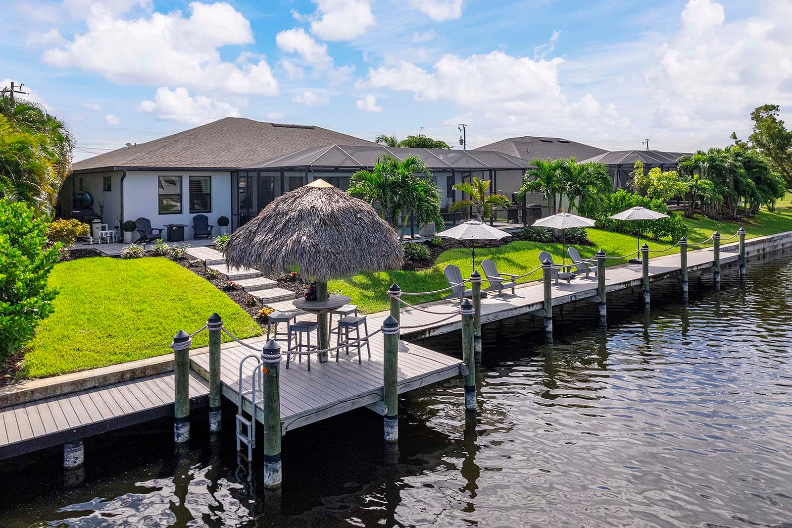 Bootsanleger with Tiki Hut