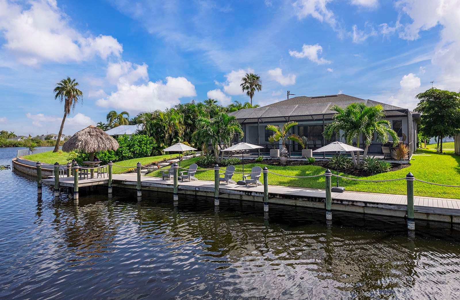 Bliss on the Bay Bootsanleger with Tiki Hut, Umbrellas and Seating