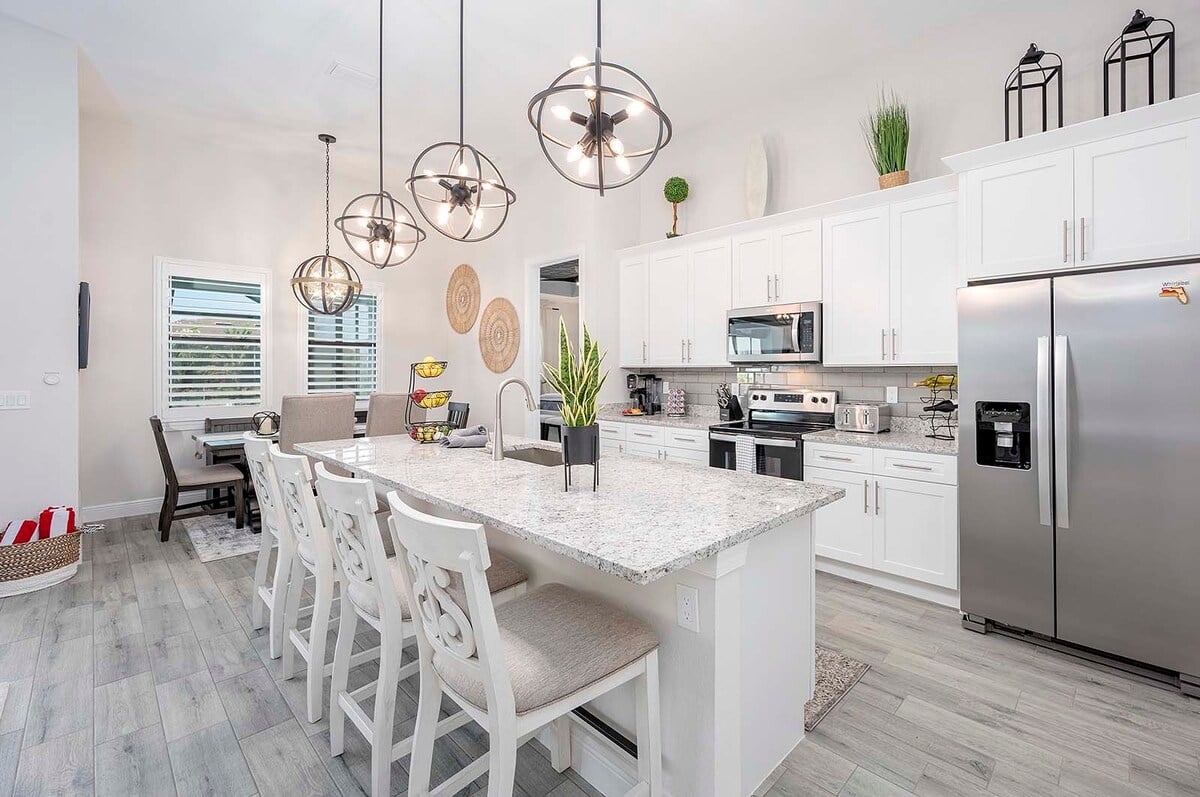 Beheizter Pool mit Sonnenliegen auf der Lanai am Kanal.