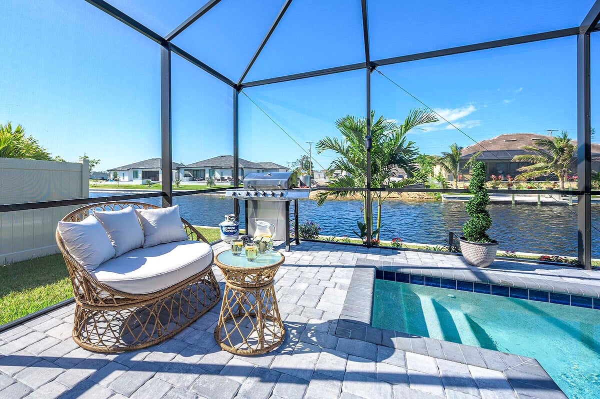 Beheizter Pool mit Sonnenliegen auf der Lanai am Kanal.