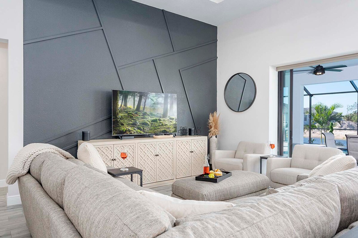 Beheizter Pool mit Sonnenliegen auf der Lanai am Kanal.