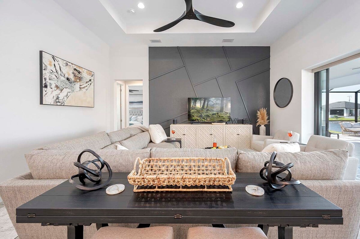 Beheizter Pool mit Sonnenliegen auf der Lanai am Kanal.