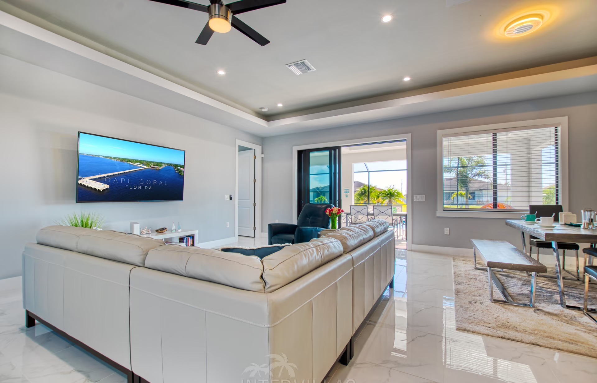 Beheizter Pool mit Lanai und Blick auf den Kanal bei Sonnenuntergang.