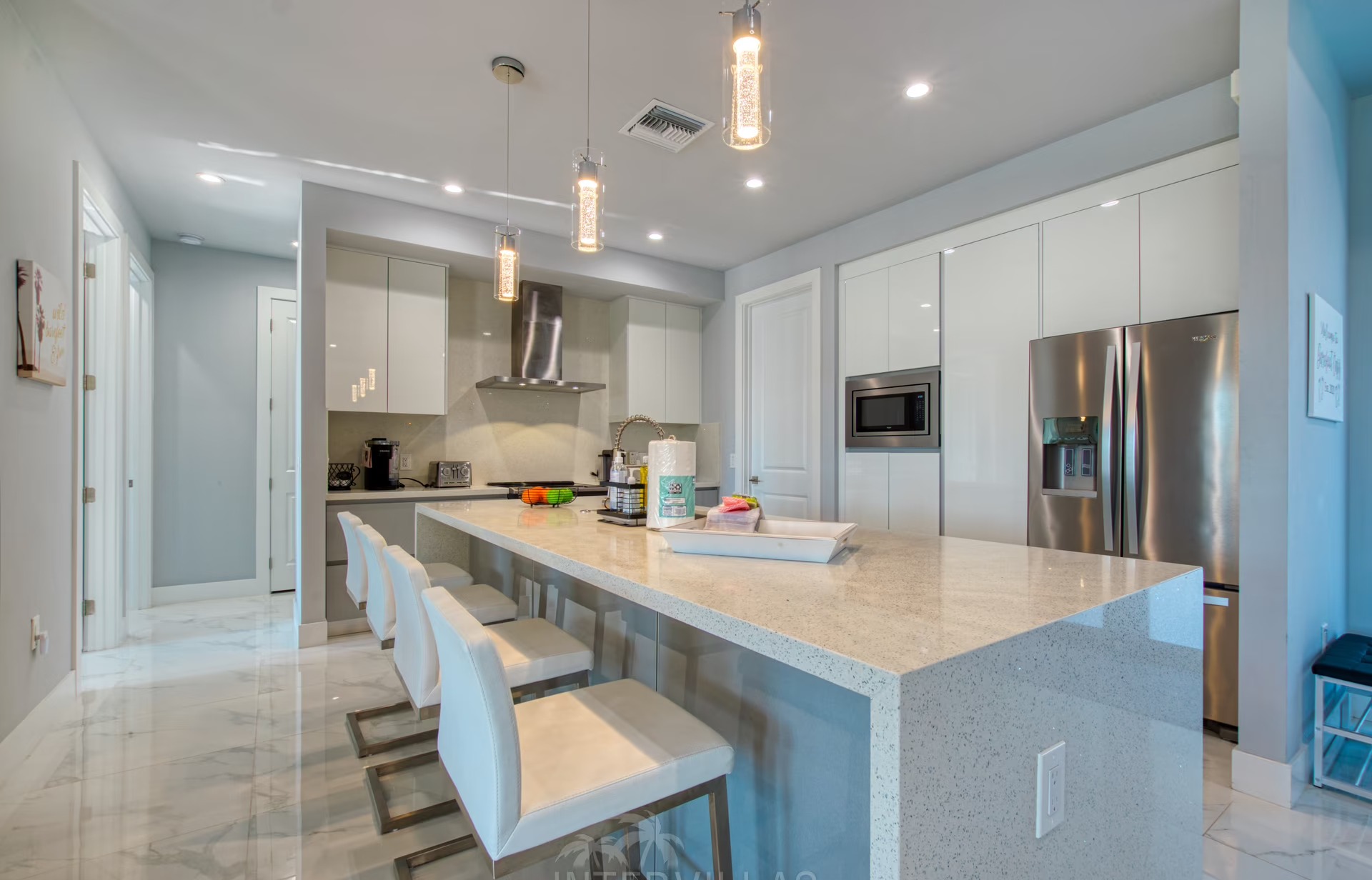 Beheizter Pool auf der Lanai mit Blick auf den Kanal.