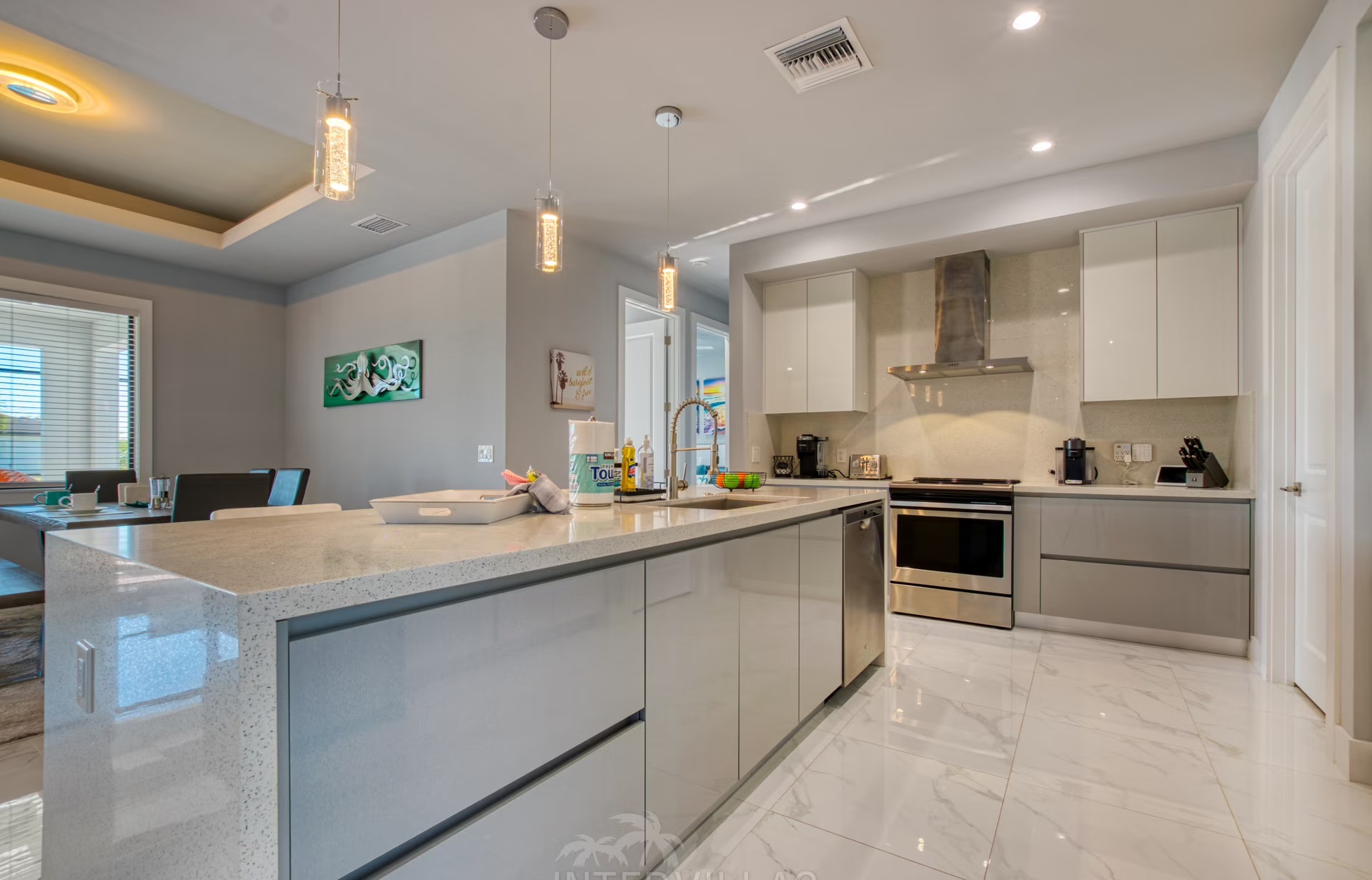 Beheizter Pool mit Lanai und Blick auf den Kanal bei Sonnenuntergang.