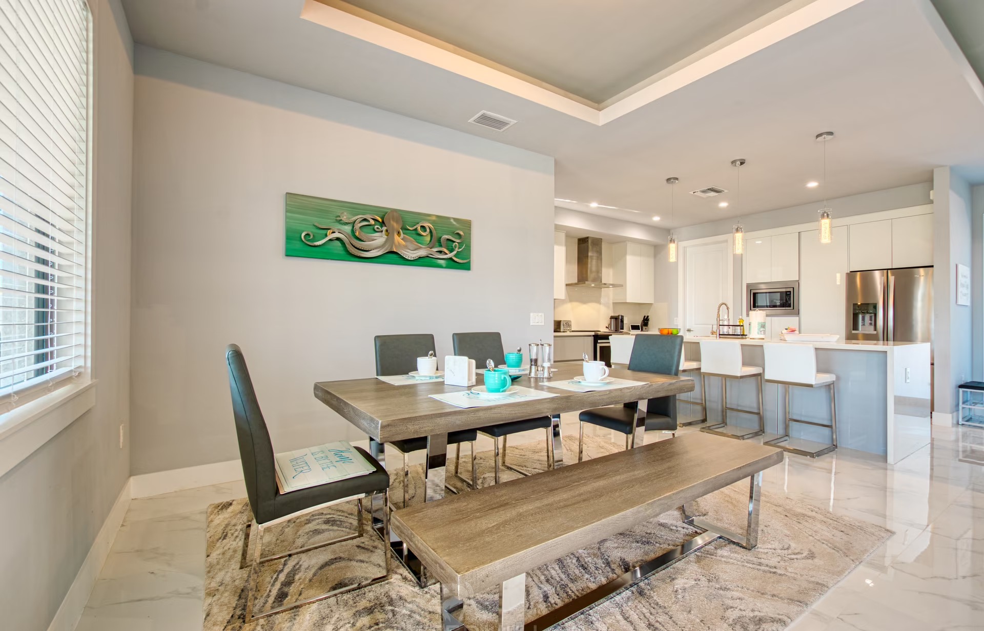 Beheizter Pool mit Lanai und Blick auf den Kanal bei Sonnenuntergang.