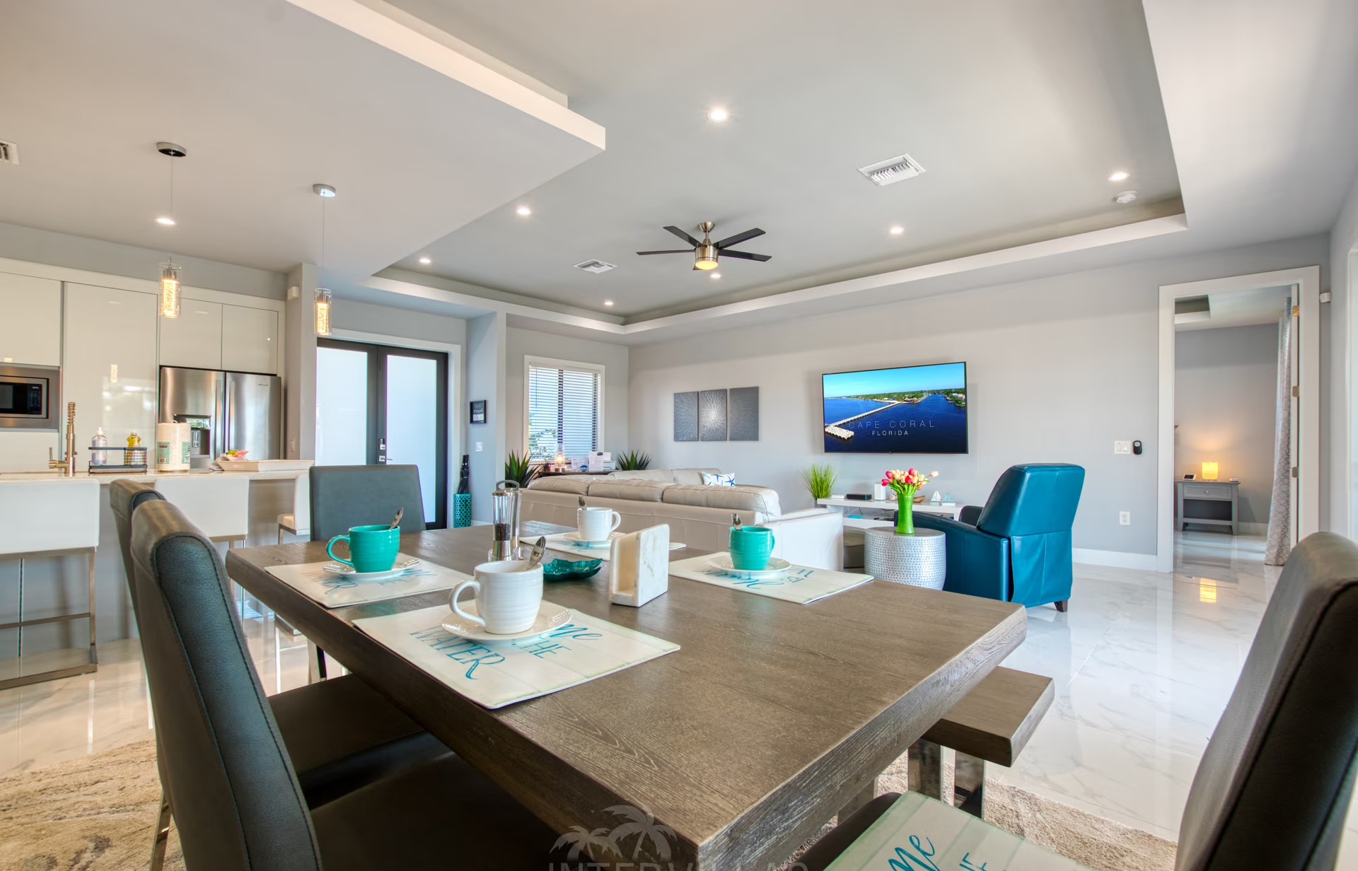 Beheizter Pool auf der Lanai mit Blick auf den Kanal.