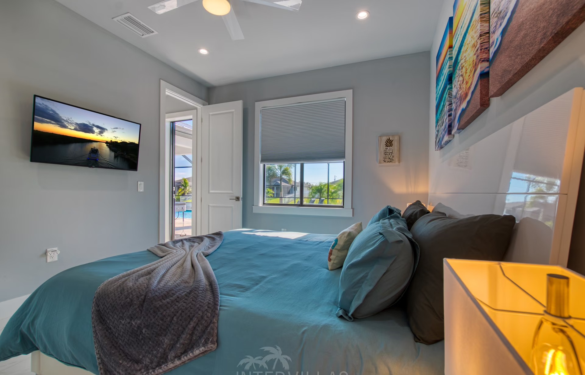 Beheizter Pool mit Lanai und Blick auf den Kanal.